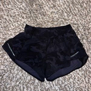 Camo lululemon hotty hot short